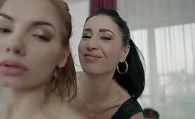 Bellasexy and Ettyluxxx seduce Stefan Steel into a threesome