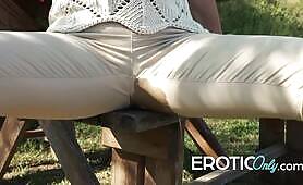 Jasmine Rogue: pissing in my Jeans outdoors